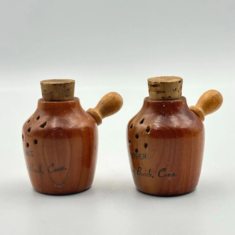 SP14-vintage souvenir salt and pepper‎ shaker barrel Clinton Beach Connecticut